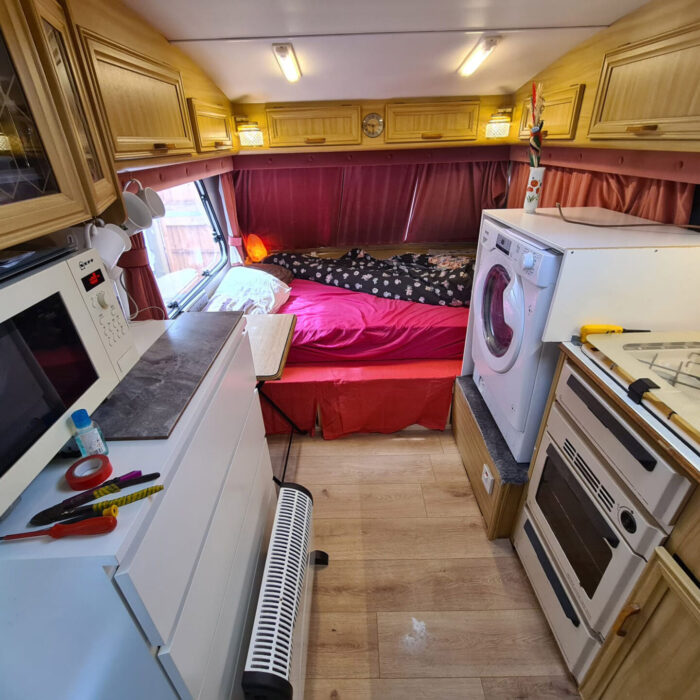 Tiny mobile home in London GARDEN available for £800 per month – but you’ll be sleeping next to the washing machine