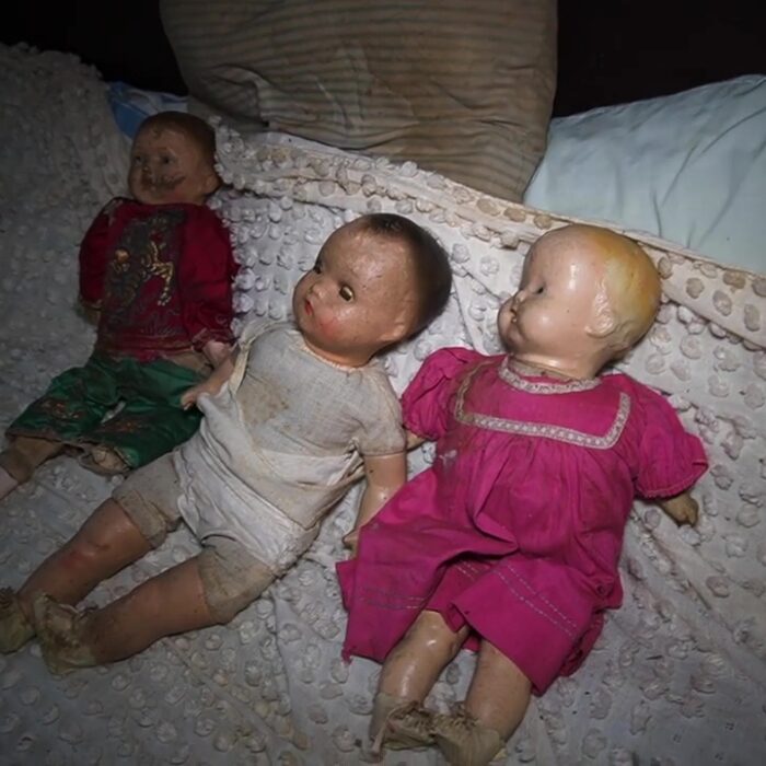 Woman experiences paranormal activity inside abandoned home filled with dolls
